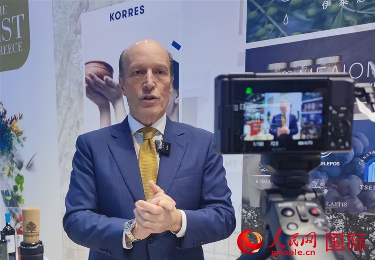 希華集團創(chuàng)始人兼首席執(zhí)行官甘德密先生接受采訪。人民網(wǎng) 殷韜攝