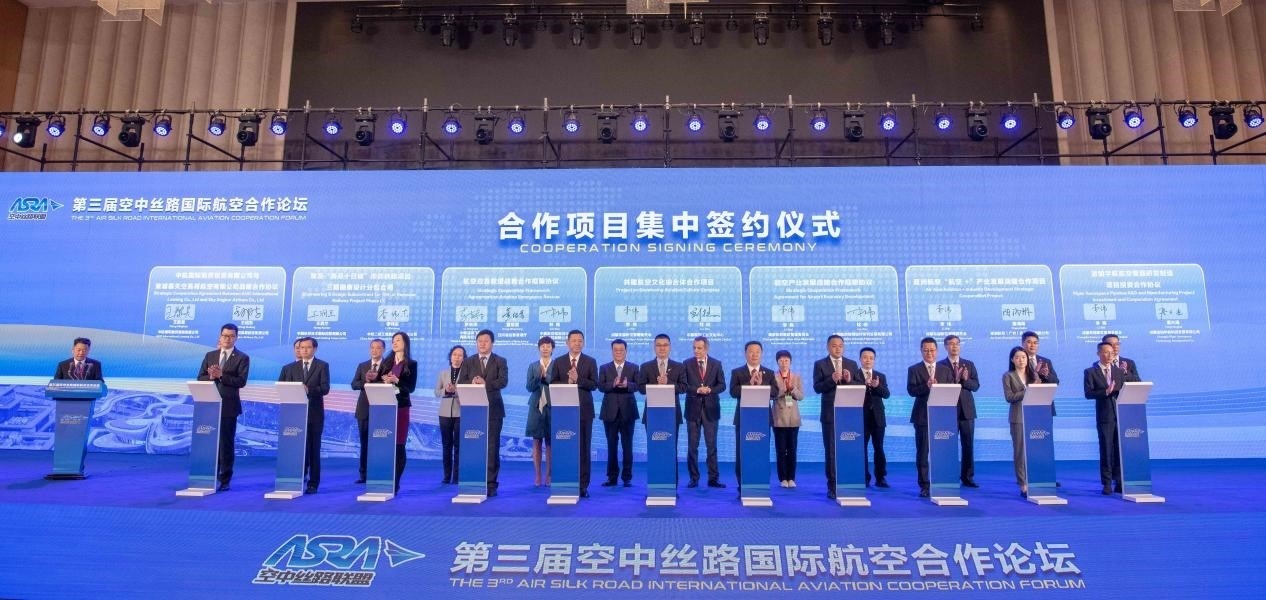 圖為7個(gè)國(guó)內(nèi)外合作項(xiàng)目現(xiàn)場(chǎng)簽約。人民網(wǎng)記者 唐宋攝