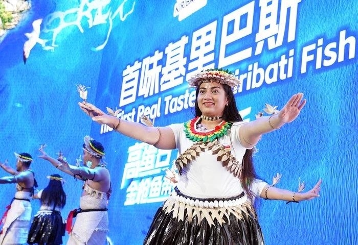 11月8日，來自基里巴斯的參展人員在基里巴斯水產(chǎn)品推介活動上表演。