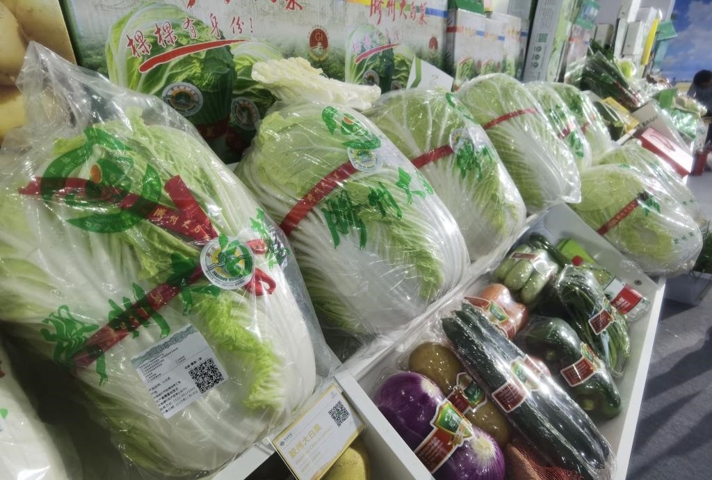 圖為本屆農(nóng)交會(huì)現(xiàn)場(chǎng)展示的膠州大白菜等蔬菜。新華社記者王凱攝