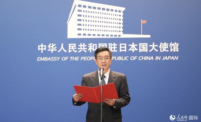 中國駐日本大使館教育處公使銜參贊杜柯偉宣讀獲獎人員名單。人民網 許可攝