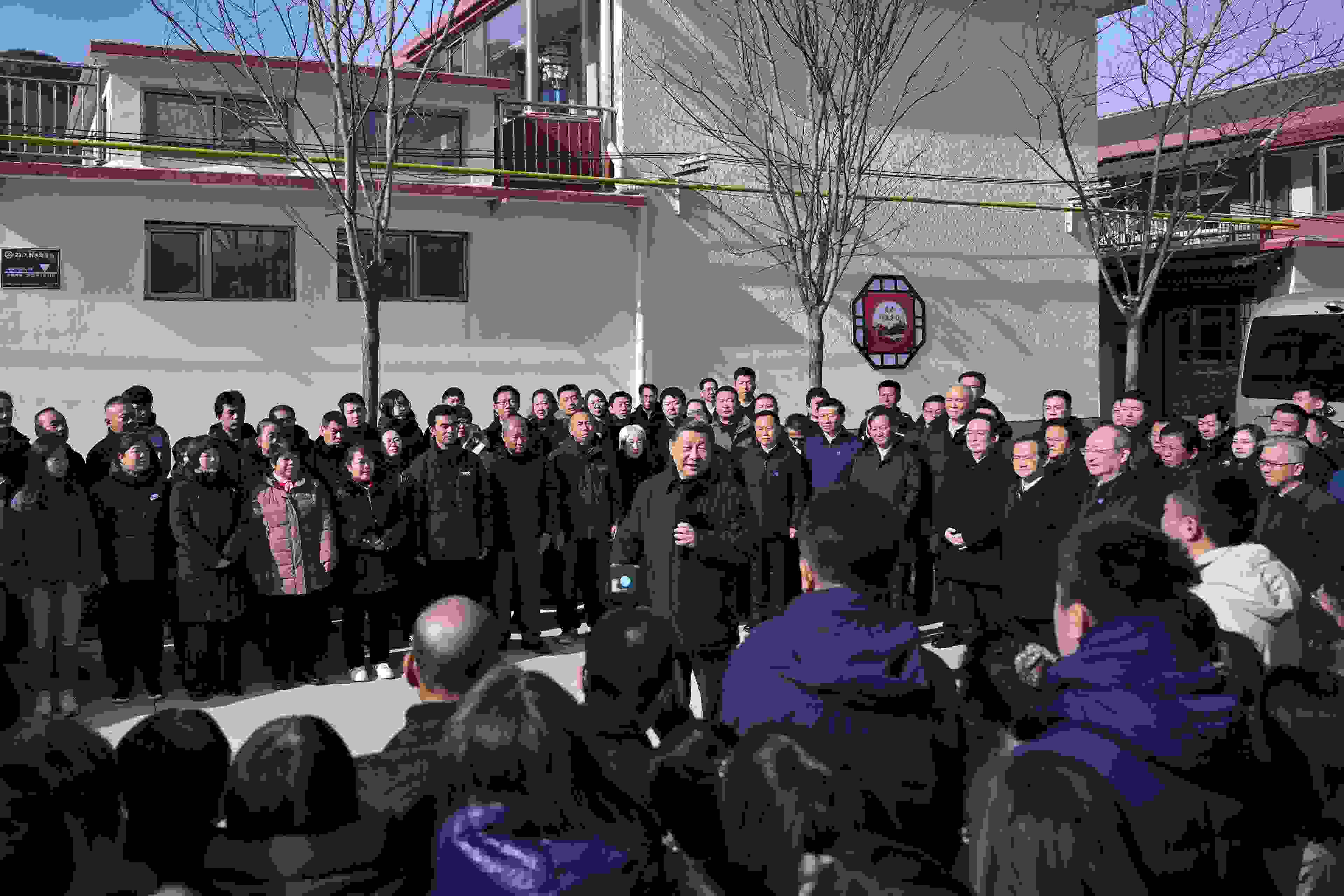 2023年11月10日，習(xí)近平總書記在北京市門頭溝區(qū)妙峰山鎮(zhèn)水峪嘴村考察時(shí)，同當(dāng)?shù)厝罕娪H切交流。