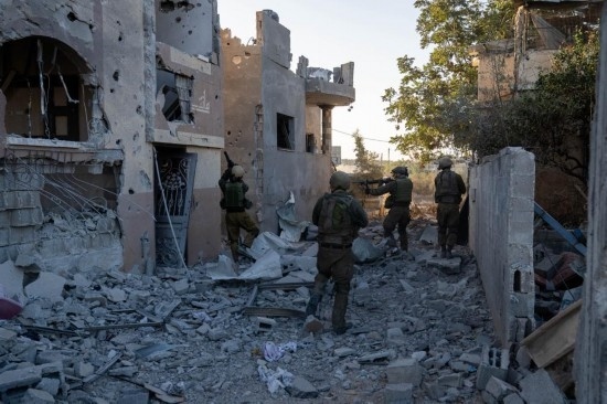 這張以色列國(guó)防軍11月12日發(fā)布的照片顯示，以軍地面部隊(duì)在加沙地帶北部開展軍事行動(dòng)。新華社發(fā)