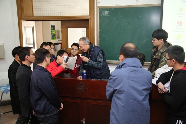 鐘萬(wàn)勰院士為學(xué)生們答疑解惑。大連理工大學(xué)供圖