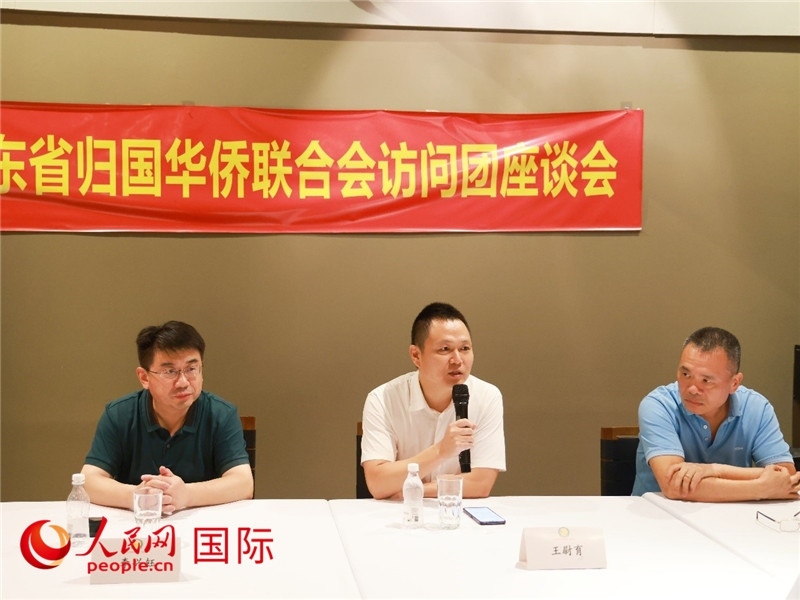 中國駐里約總領(lǐng)館副總領(lǐng)事王尉育（中）在座談會上致辭。人民網(wǎng)記者 陳海琪攝