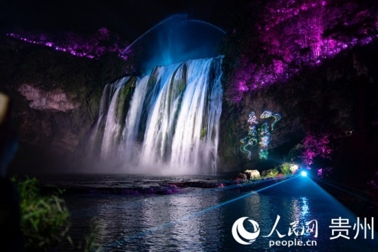 光影中的黃果樹大瀑布。人民網(wǎng) 陽茜攝