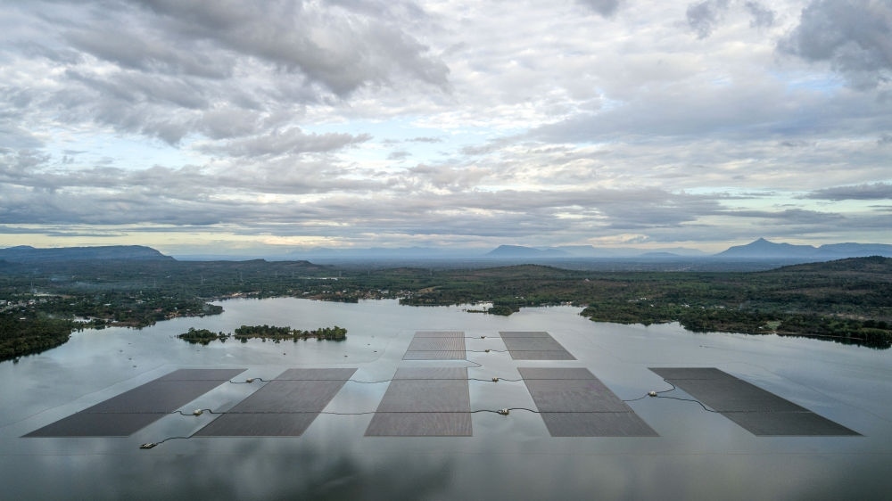 這是2022年12月8日在泰國烏汶府詩琳通水庫拍攝的浮體光伏項目（無人機照片）。中泰兩國聯合修建的浮體光伏項目2021年10月投入商業(yè)運營。中國制造的電池板不斷將日光轉化為清潔電能，輸送至當地千家萬戶。