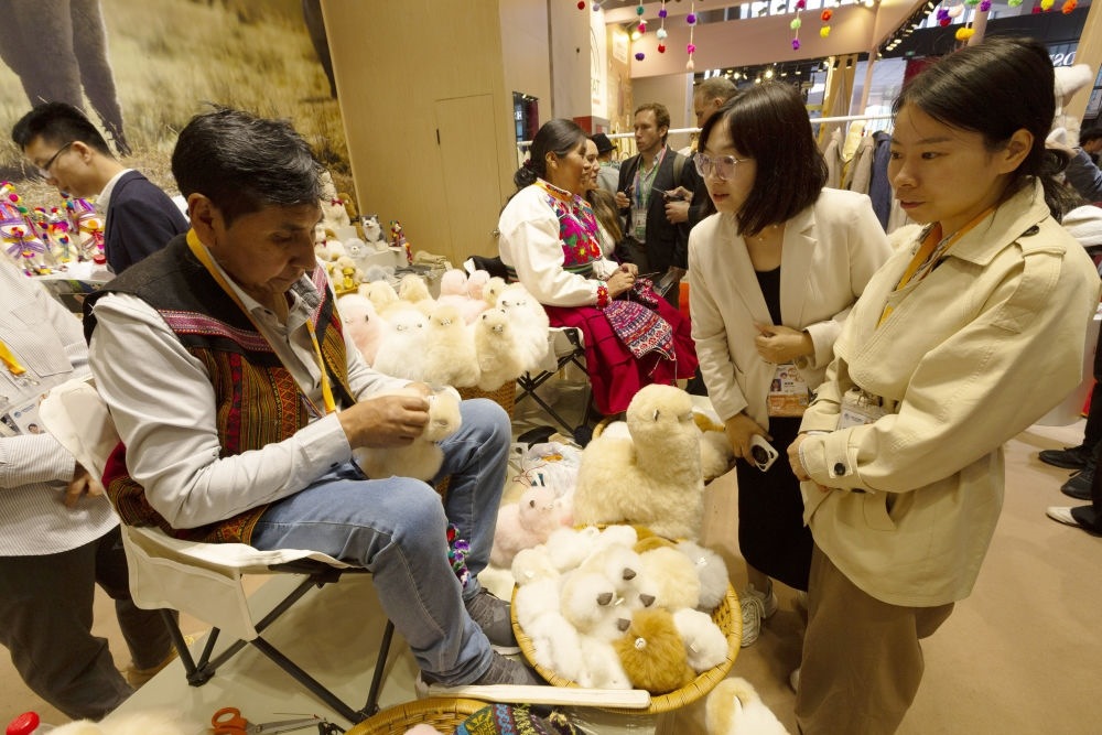 2023年11月7日，秘魯羊駝毛制品手藝人馬馬尼大叔在中國上海舉辦的第六屆進博會上展示羊駝玩偶制作工藝。秘魯特色羊駝毛制品連續(xù)六屆在進博會上亮相，收獲大量訂單。進博會大舞臺讓秘魯傳統(tǒng)手藝人有了更廣闊的發(fā)展空間。