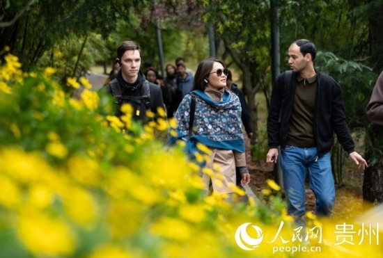 歐亞國家媒體記者走進觀山湖公園。人民網(wǎng) 陽茜攝