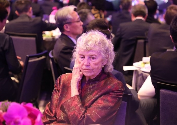 當(dāng)?shù)貢r(shí)間11月15日晚，國家主席習(xí)近平在美國舊金山出席美國友好團(tuán)體聯(lián)合舉行的歡迎宴會(huì)。在熱烈的掌聲中，習(xí)近平發(fā)表重要演講。圖為參加晚宴人士認(rèn)真聆聽演講。人民日報(bào)記者 李志偉 攝