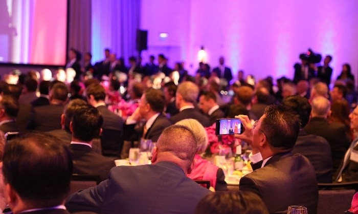 當(dāng)?shù)貢r(shí)間11月15日晚，國家主席習(xí)近平在美國舊金山出席美國友好團(tuán)體聯(lián)合舉行的歡迎宴會(huì)。在熱烈的掌聲中，習(xí)近平發(fā)表重要演講。圖為參加晚宴人士認(rèn)真聆聽演講。人民日報(bào)記者 李志偉 攝