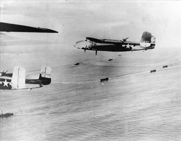 1942年4月18日，美國航空母艦甲板上B－25解放式轟炸機起飛轟炸東京工業(yè)區(qū)域，此為日本首次受盟軍之進攻。