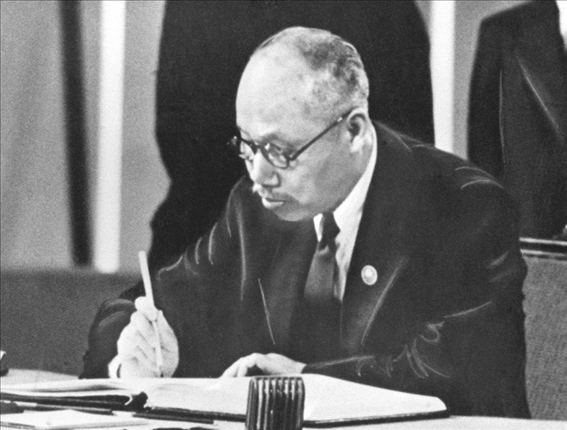 董必武在《聯(lián)合國憲章》上簽名。新華社發(fā)