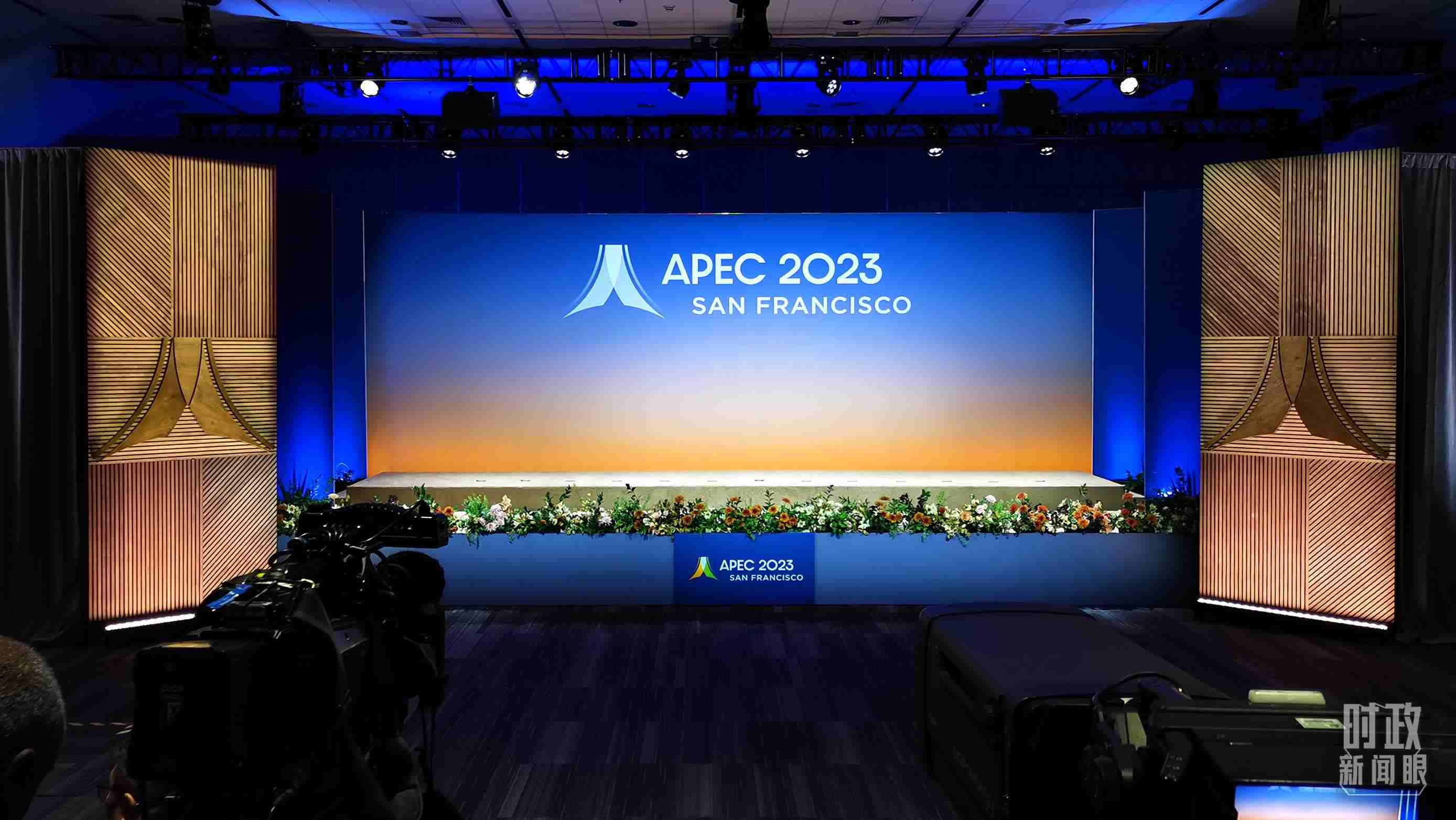 △16日，APEC領(lǐng)導(dǎo)人同東道主嘉賓在對話會前集體合影，圖為記者們在等待合影開始。（總臺央視記者石偉明拍攝）