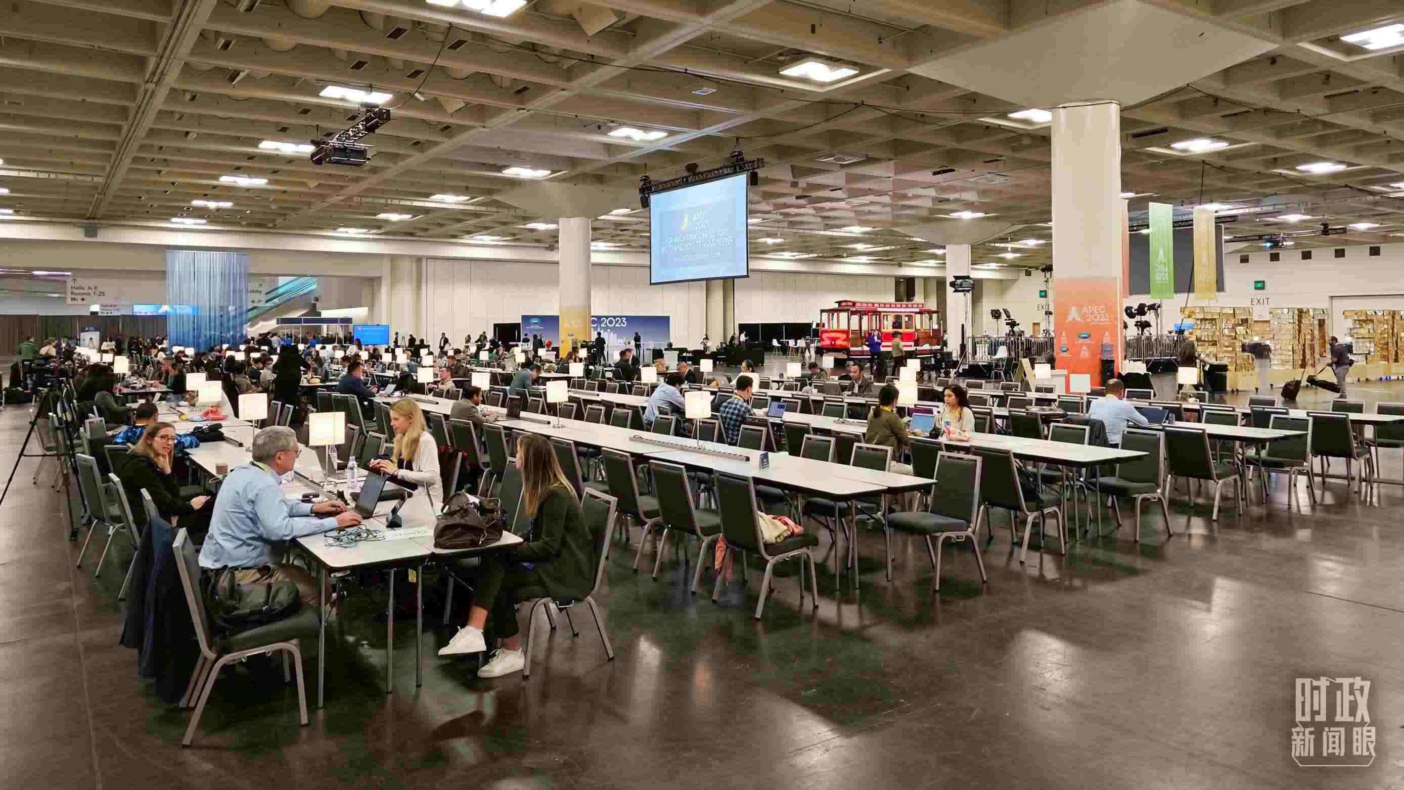 △APEC會議國際媒體中心，各國記者正在工作。（總臺央視記者王哈男拍攝）