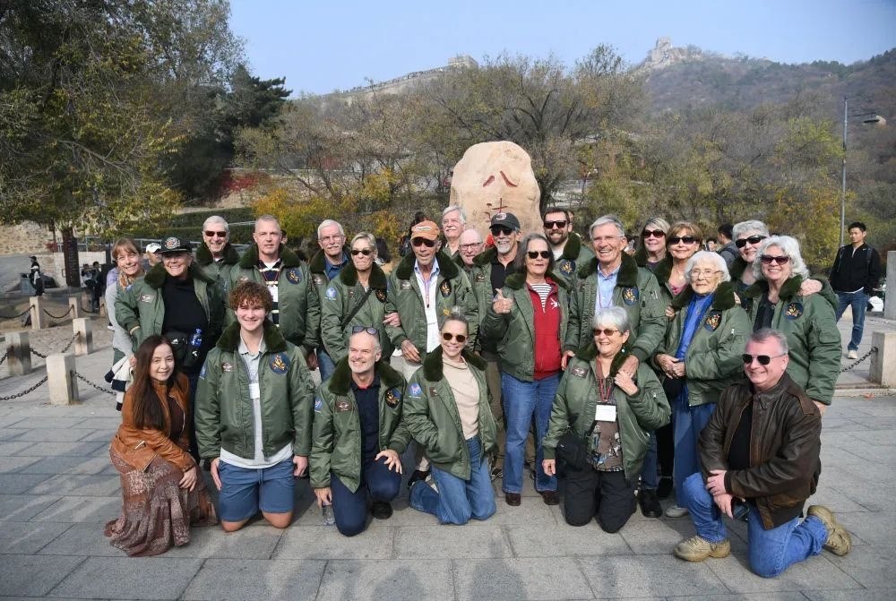 △2023年10月29日，飛虎隊(duì)老兵莫耶一行人在北京八達(dá)嶺長(zhǎng)城合影留念。