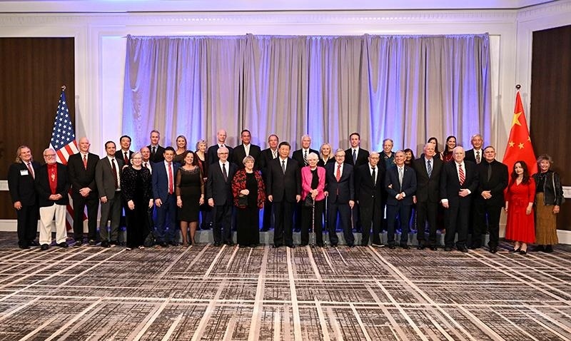 △當(dāng)?shù)貢r(shí)間11月15日晚，習(xí)近平主席在美國舊金山出席美國友好團(tuán)體聯(lián)合舉行的歡迎宴會(huì)。這是宴會(huì)開始前，習(xí)近平主席同友好人士代表親切交談并合影留念。