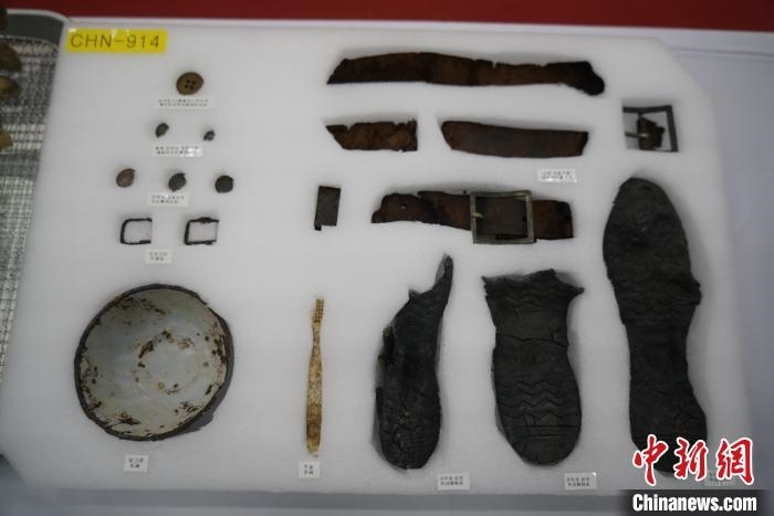 當?shù)貢r間11月22日上午，第十批在韓中國人民志愿軍烈士遺骸裝殮儀式在韓國舉行。圖為裝殮儀式現(xiàn)場拍攝的部分志愿軍烈士遺物。中新社記者劉旭 攝