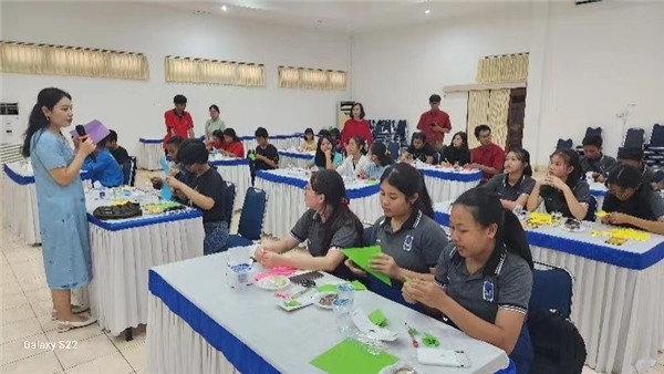 巴陵康孔子學院中方院長朱敏霞講解中國的二十四節(jié)氣。主辦方供圖