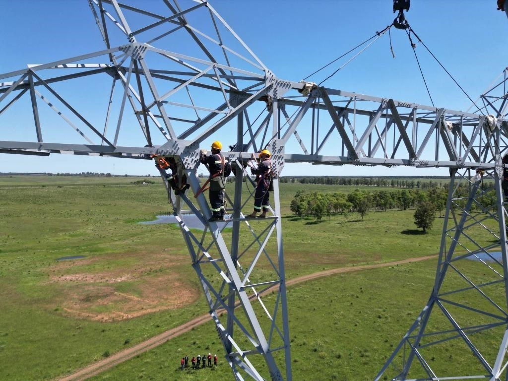 這是2023年11月15日拍攝的位于烏拉圭派桑杜省烏拉圭500千伏輸變電環(huán)網(wǎng)閉合項目施工現(xiàn)場。