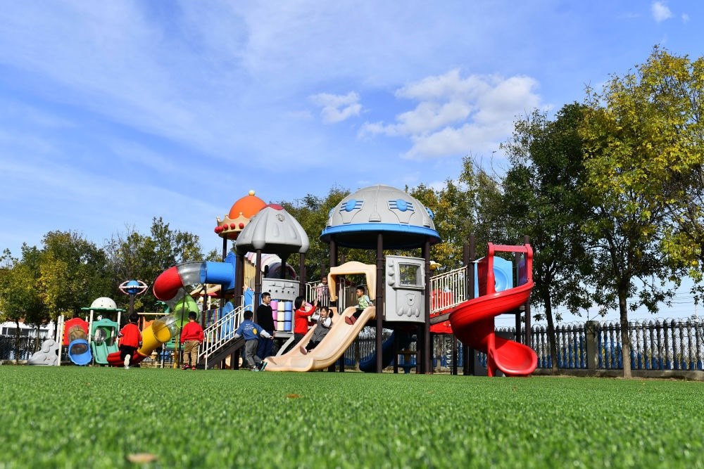 在山東省東營市墾利區(qū)楊廟社區(qū)幼兒園，孩子們在老師的帶領(lǐng)下進(jìn)行戶外活動（2021年10月19日攝）。新華社記者 郭緒雷 攝