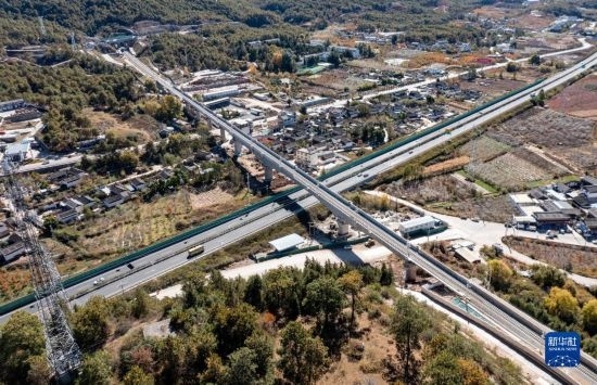 11月25日在麗江市境內(nèi)拍攝的即將開(kāi)通的麗香鐵路（無(wú)人機(jī)照片）。
