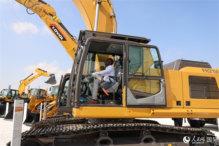 嘉賓參觀體驗(yàn)山東重工產(chǎn)品。人民網(wǎng)記者 任皓宇攝