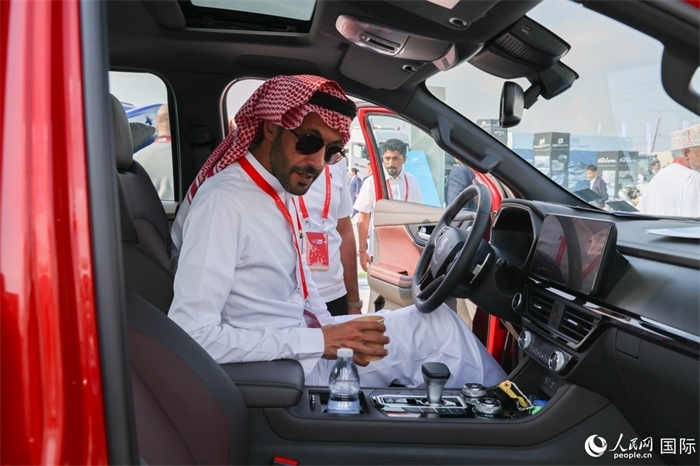 嘉賓參觀體驗(yàn)山東重工產(chǎn)品。人民網(wǎng)記者 任皓宇攝