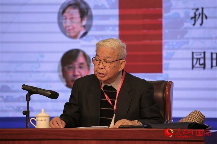 北京外國(guó)語(yǔ)大學(xué)北京日本學(xué)研究中心原主任嚴(yán)安生發(fā)表主旨演講。人民網(wǎng)記者 張麗婭攝