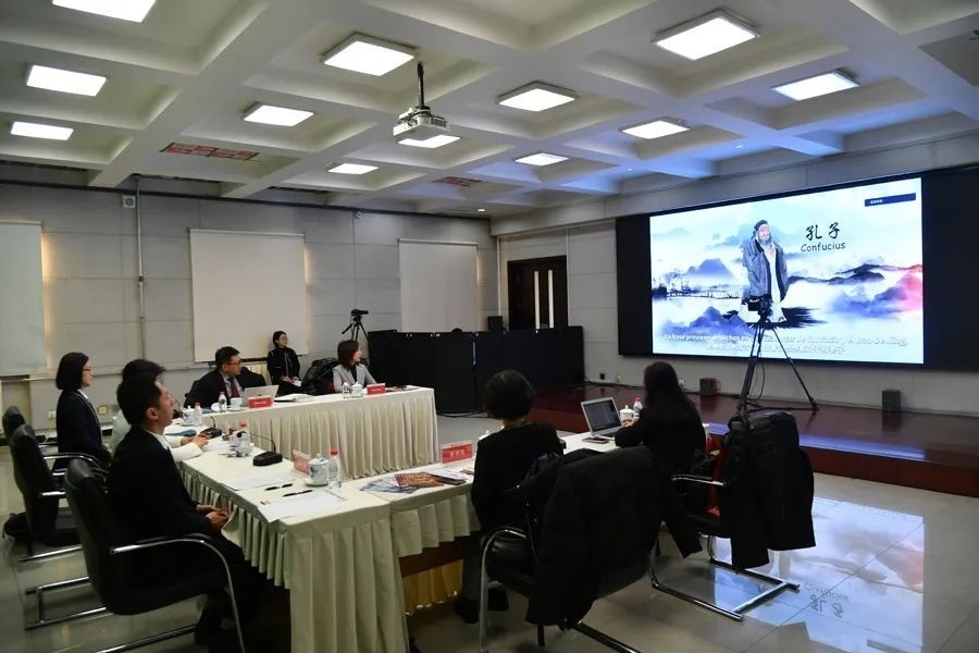 與會嘉賓觀看由美洲中心策劃制作的“一帶一路”主題視頻節(jié)目《習語用典——大道不孤 眾行致遠》。