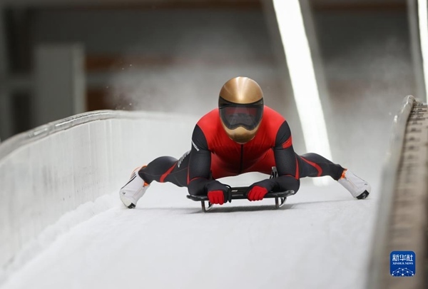 11月25日，天津隊(duì)選手閆文港在比賽中抵達(dá)終點(diǎn)。新華社記者 王楷焱 攝