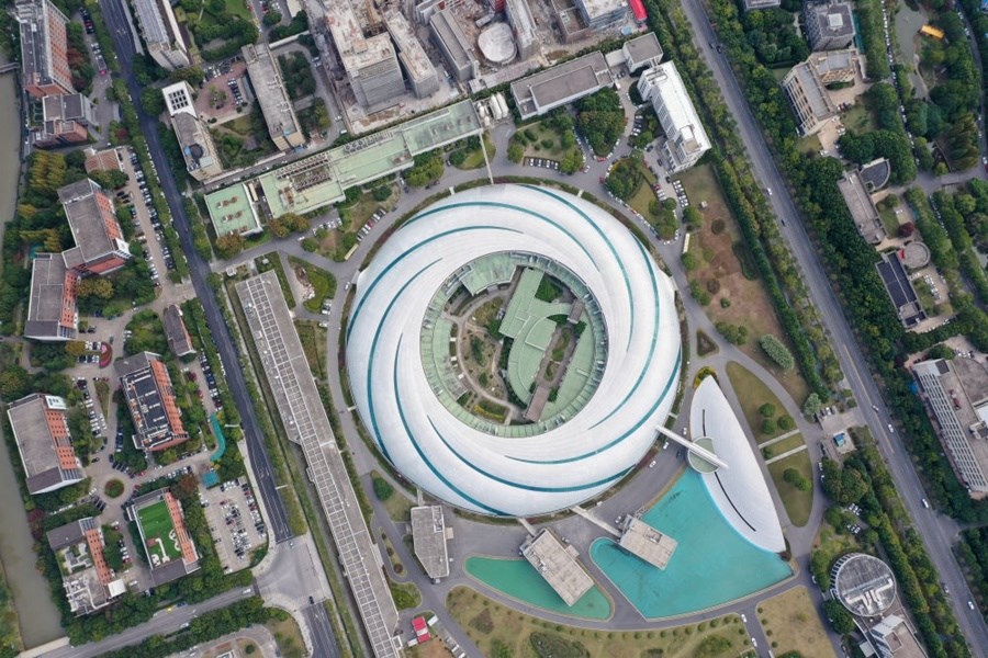 位于上海張江科學(xué)城的國(guó)家大科學(xué)裝置上海光源（2020年10月26日攝，無(wú)人機(jī)照片）。