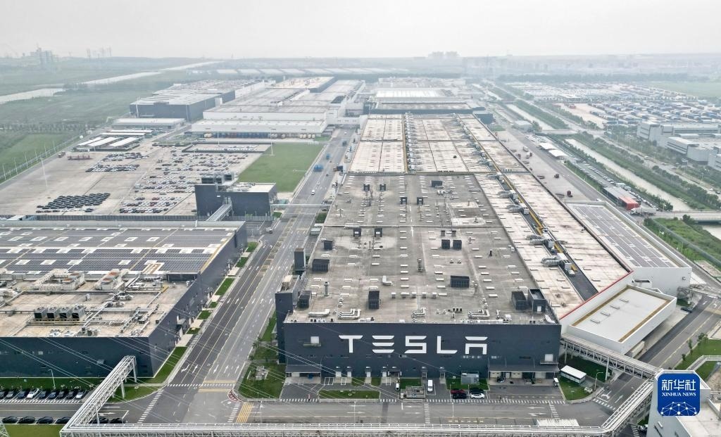 這是在中國（上海）自由貿(mào)易試驗區(qū)臨港新片區(qū)拍攝的特斯拉上海超級工廠（2023年9月26日攝，無人機照片）。新華社記者 劉穎 攝