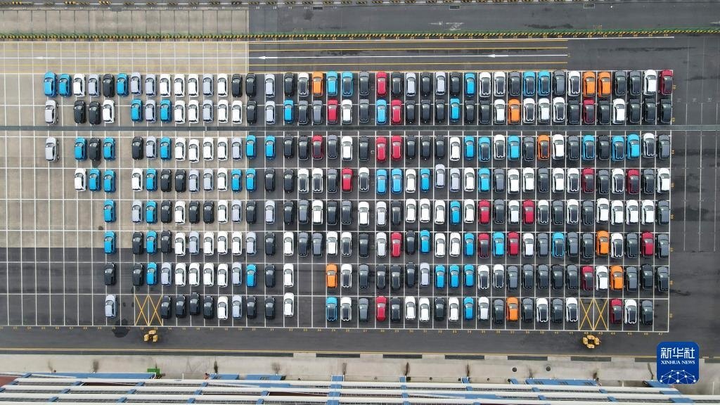 這是2023年7月9日在上海外高橋海通汽車碼頭拍攝的等待裝船運往澳大利亞的上汽MG品牌汽車和新能源車（無人機照片）。新華社記者 方喆 攝