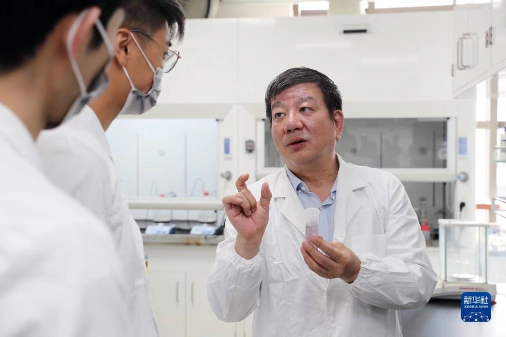 中國科學(xué)院院士、國家自然科學(xué)獎一等獎得主趙東元在復(fù)旦大學(xué)實驗室里指導(dǎo)學(xué)生（2023年9月2日攝）。新華社記者 劉穎 攝