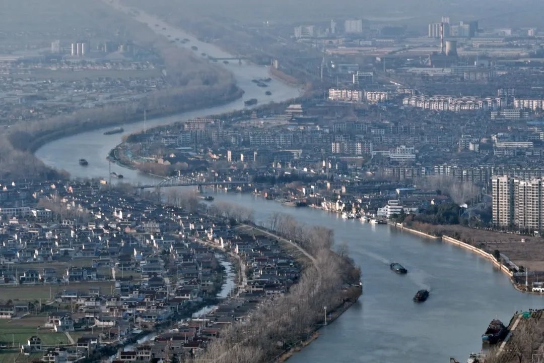 2月16日，貨船行駛在京杭大運(yùn)河江蘇寶應(yīng)段。新華社發(fā)（沈冬兵攝）