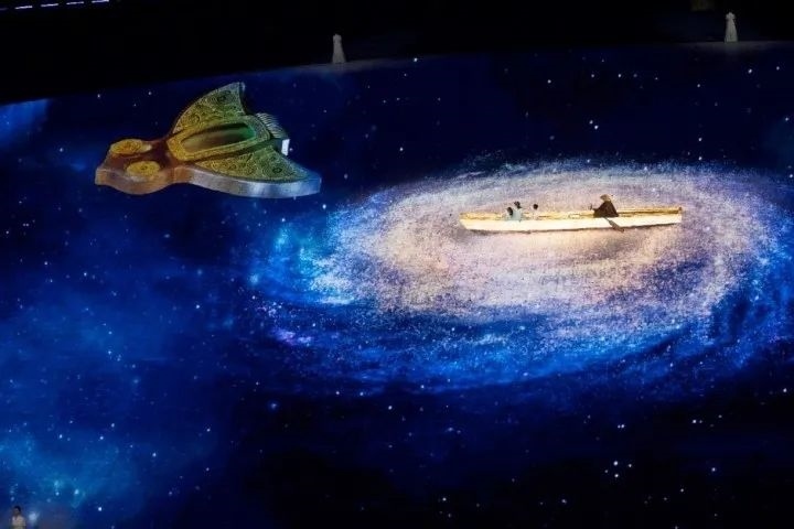 杭州第4屆亞殘運會閉幕式上，吉祥物飛飛幻化回良渚玉鳥的模樣，盤旋于夜色之中。記者 倪雁強 董旭明 攝