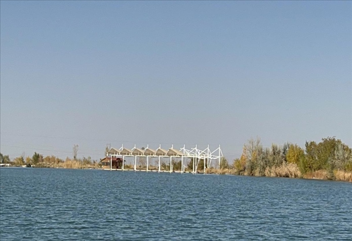 2023年11月1日，督察組拍攝到弱水花海景區(qū)建有人工湖及水上游樂設(shè)施。（中央第四生態(tài)環(huán)境保護督察組供圖）