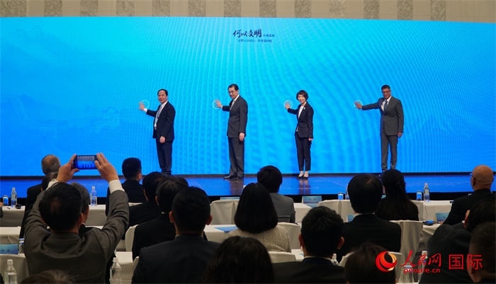 嘉賓共同啟動“何以文明”日本特展體驗暨2024年總臺春晚宣介區(qū)。人民網(wǎng) 蔣曉辰攝