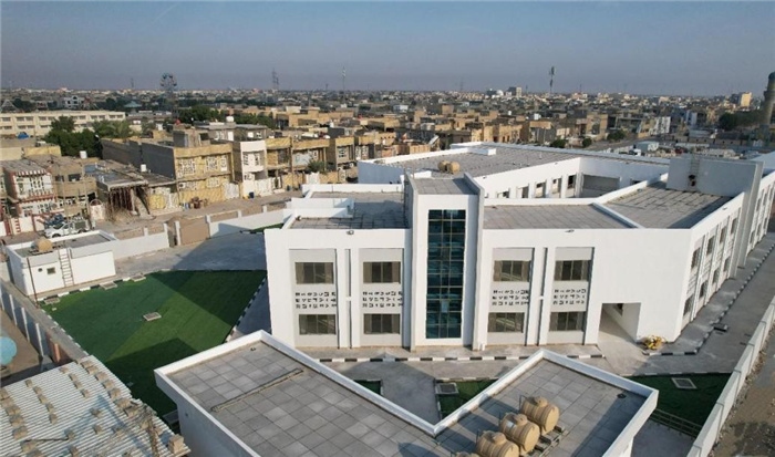 已經(jīng)完工的伊拉克瓦西特省第20號(hào)學(xué)校。該學(xué)校為合院式全功能建筑，包括教學(xué)樓，圖書(shū)室，實(shí)驗(yàn)室，保衛(wèi)室等。 趙沖攝