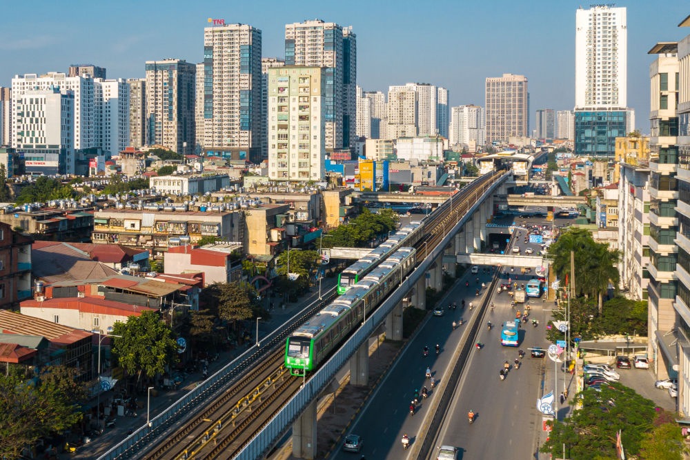 2021年12月1日，在越南首都河內(nèi)，列車在吉靈-河?xùn)|輕軌線上行駛。新華社發(fā)（中鐵六局河內(nèi)輕軌項(xiàng)目部供圖）