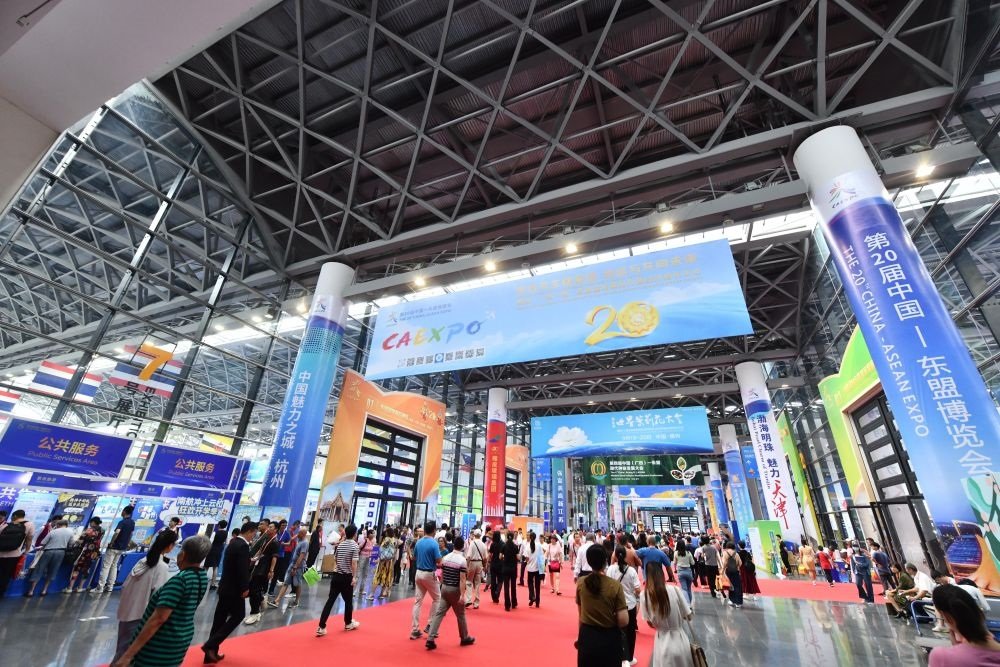 2023年9月18日，參觀者在第二十屆中國—東盟博覽會(huì)東盟商品展區(qū)選購商品。新華社記者 黃孝邦 攝