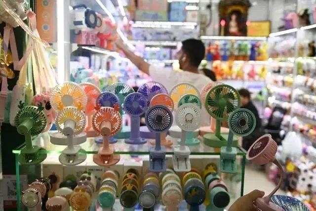 △近期，客商在浙江義烏國際商貿(mào)城采購商品。