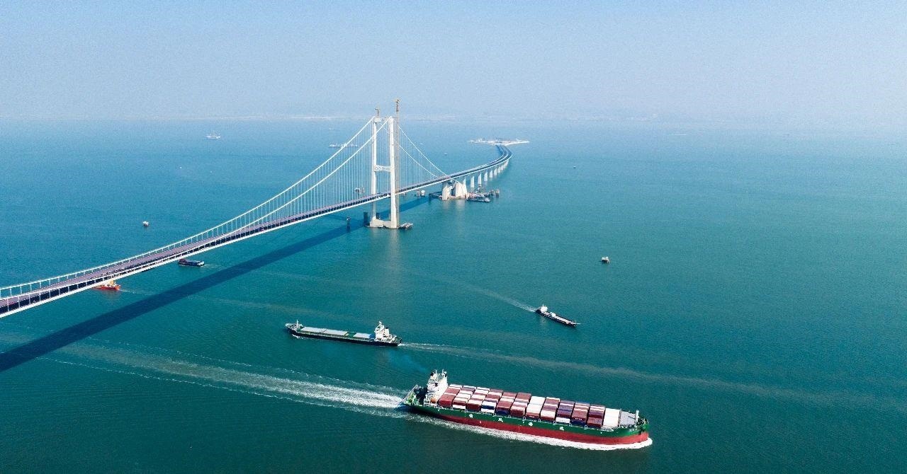 △2023年11月28日，國家重大工程深中通道海底沉管隧道貫通。