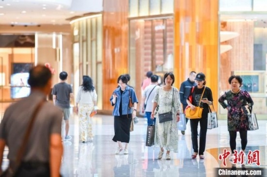 圖為顧客在cdf?？趪H免稅城內選購商品。<a target='_blank' href='/' ><p align=