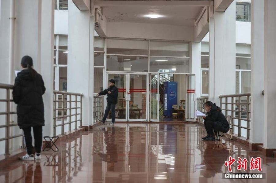 資料圖：幾位考研學(xué)生在南昌大學(xué)教學(xué)樓的天橋上復(fù)習(xí)備考。劉力鑫 攝