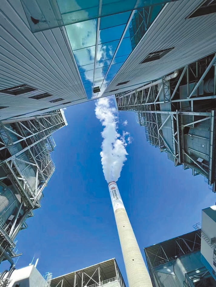  綠色低碳 近日，來自10余個國家的國際青年跟隨“世界青年能源行”活動走進國家能源集團江蘇泰州電廠。作為亞洲最大火電二氧化碳捕集、利用與封存項目，該項目每年可捕集消納二氧化碳50萬噸。 美國籍演員、主持人 史蒂文·韋德斯攝 “走在電廠里，體驗各種高科技，真切感受到中國在清潔能源方面發(fā)展迅速，許多技術(shù)走在了世界前列?！? /></p> <p style=