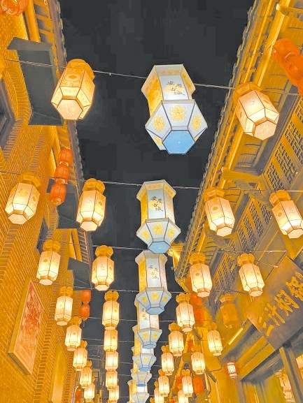  古城新韻 位于安徽安慶市安慶古城的倒扒獅歷史文化街區(qū)依江而建，在保留歷史建筑的同時，引入產(chǎn)業(yè)新業(yè)態(tài)，激發(fā)歷史文化街區(qū)活力，吸引了眾多游客前來游玩。 韓國籍視頻博主 金峻范攝