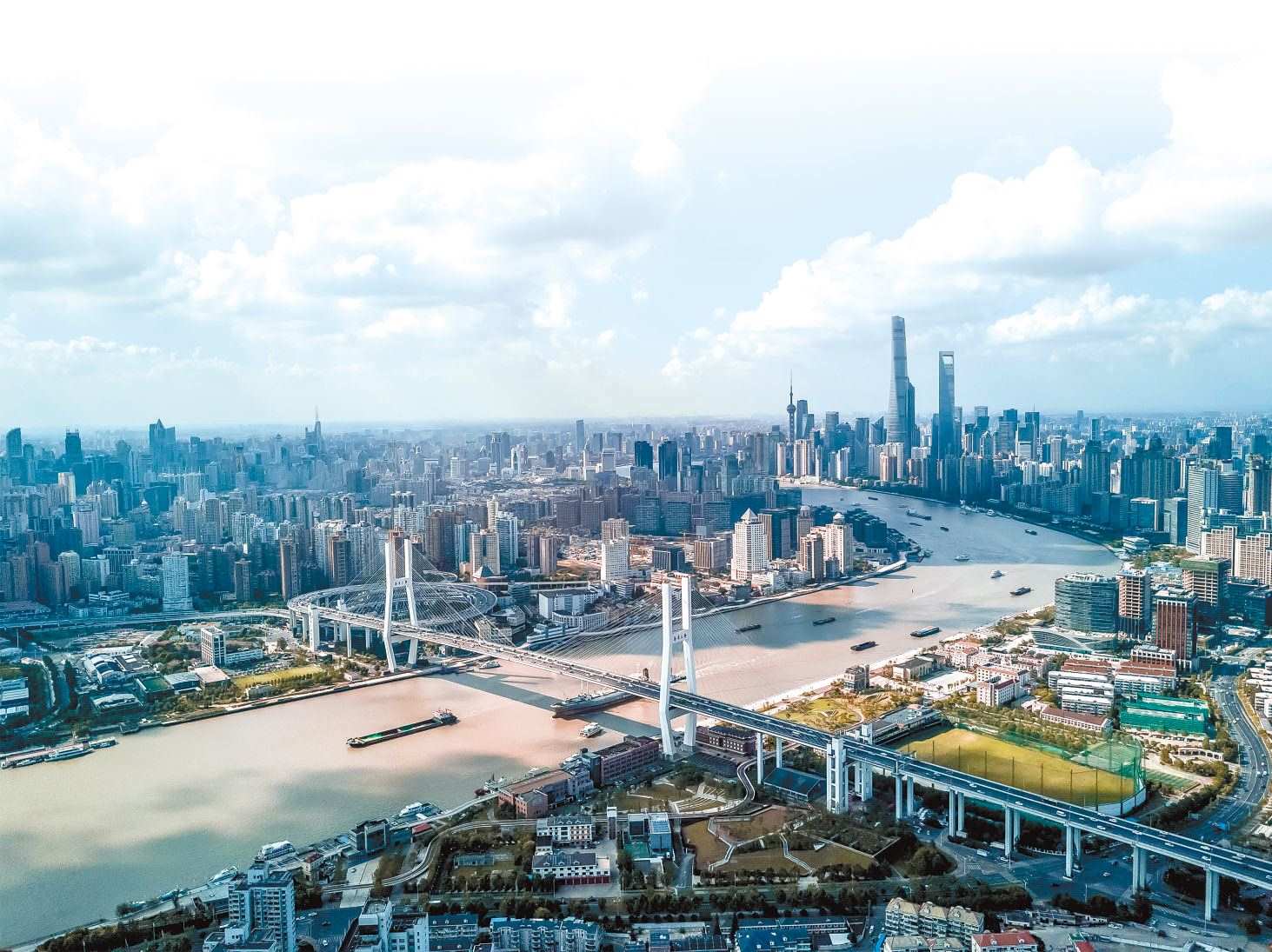  潮起東方 上海黃浦江兩岸高樓林立，風光無限。近年來，上海以開放創(chuàng)新之姿，謀劃推動高質(zhì)量發(fā)展，奮力開創(chuàng)長三角一體化新局面。 德國籍導演、建筑師、攝影師 馬克·西格蒙德攝 “起初，我被東方古國的悠久歷史文化吸引來到中國。在上海生活的10多年間，我見證了這座城市的發(fā)展歷程，也感受到它兼具傳統(tǒng)與現(xiàn)代的獨特魅力?！? /></p> <p style=