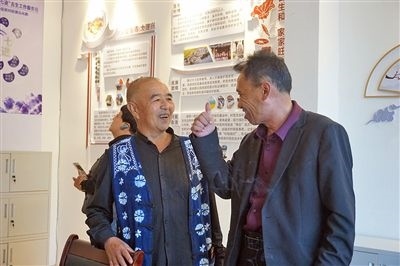 在大理州古生村訴訟服務(wù)站內(nèi)，全國(guó)人大代表樊九平為“阿鵬調(diào)解員”點(diǎn)贊。